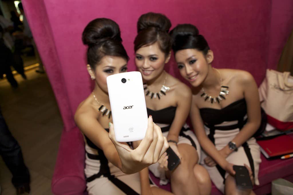 Models taking photo using Acer Liquid C1