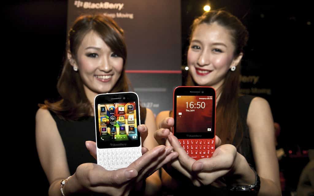 Models with BlackBerry Q5