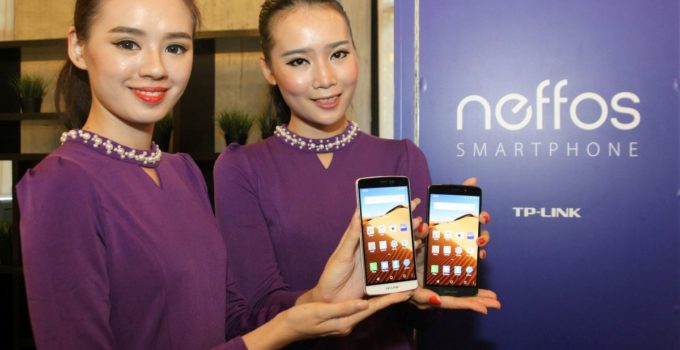 Models pose with Neffos C5 Max